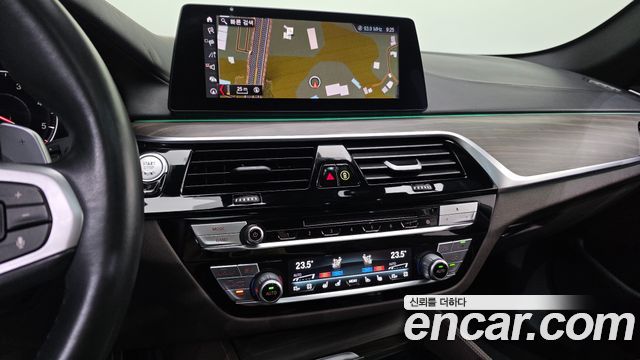 BMW 5-Series 2019 — photo 13