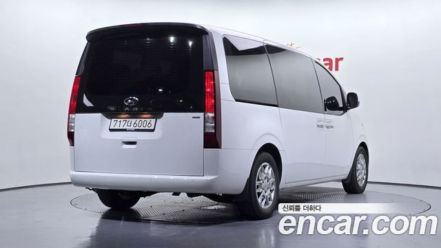 Hyundai Staria 2023 — photo 2