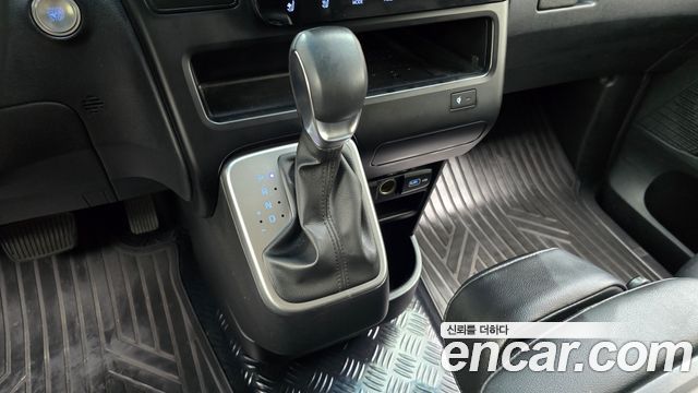 Hyundai Staria 2023 — photo 9