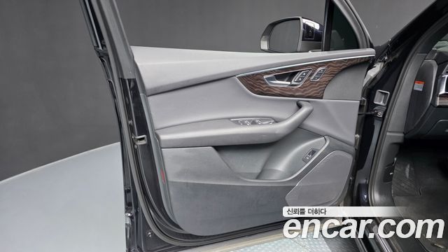 Audi Q7 2021 — photo 14