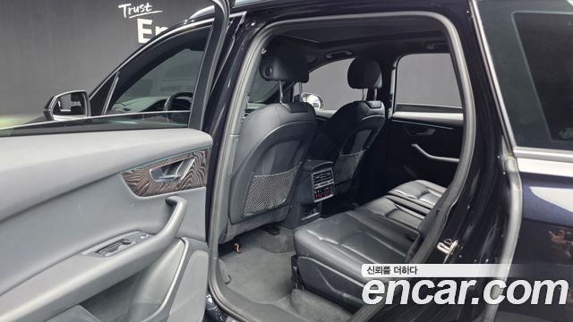 Audi Q7 2021 — photo 16