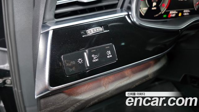 Audi Q7 2021 — photo 28