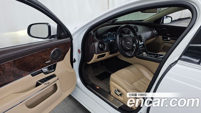 Jaguar XJ 2011 — photo 10