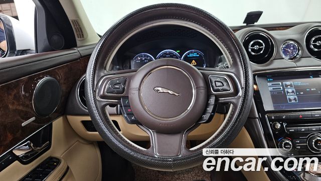 Jaguar XJ 2011 — photo 13