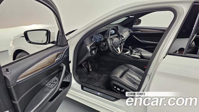 BMW 5-Series 2018 — photo 13