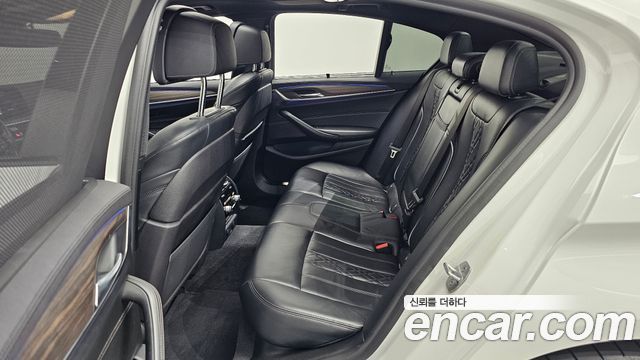 BMW 5-Series 2018 — photo 18
