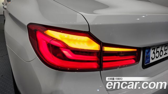 BMW 5-Series 2018 — photo 9