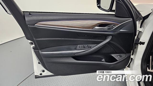BMW 5-Series 2018 — photo 14