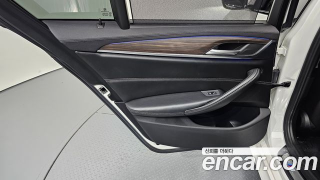 BMW 5-Series 2018 — photo 15