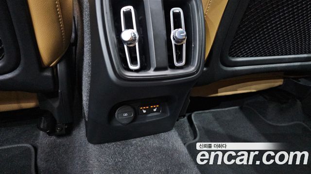 Volvo XC40 2022 — photo 24