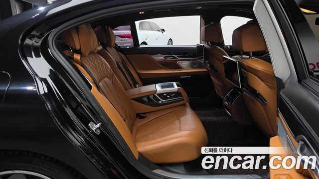 BMW 7-Series 2017 — photo 17