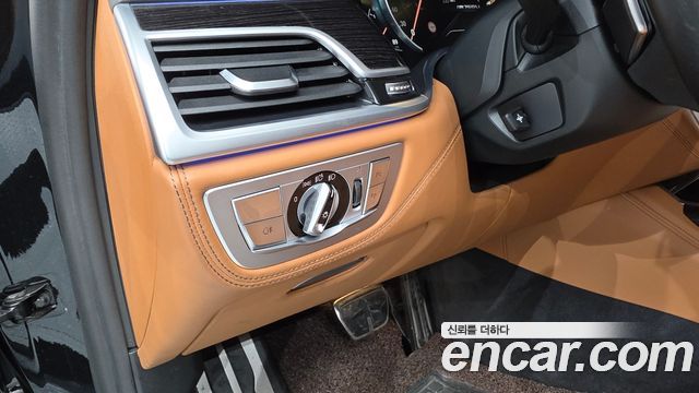 BMW 7-Series 2017 — photo 30