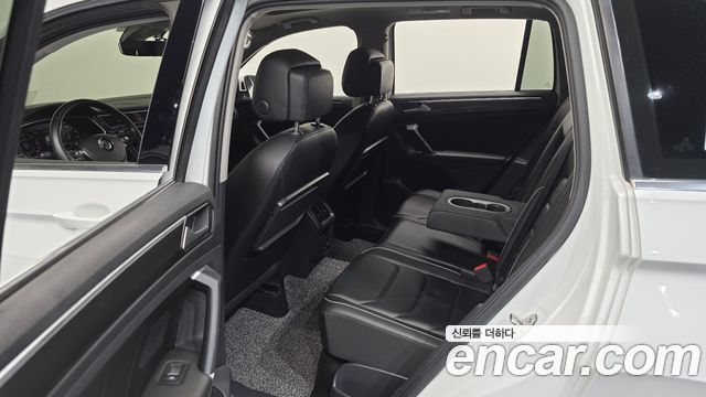 Volkswagen Tiguan 2018 — photo 18