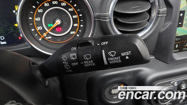 Jeep Wrangler 2020 — photo 26