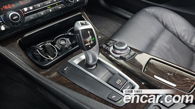 BMW 5-Series 2010 — photo 9