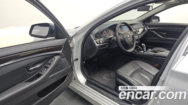 BMW 5-Series 2010 — photo 10