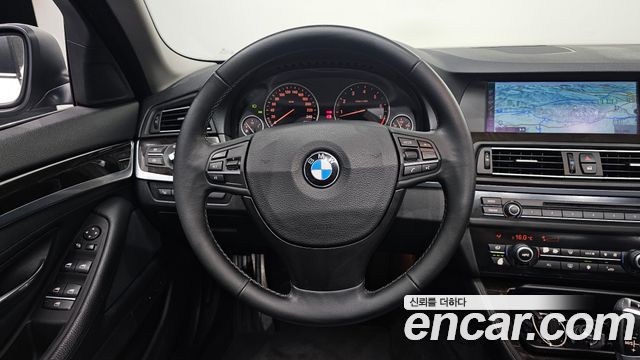 BMW 5-Series 2010 — photo 12