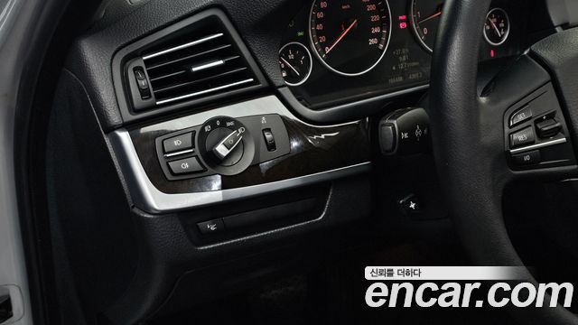 BMW 5-Series 2010 — photo 15