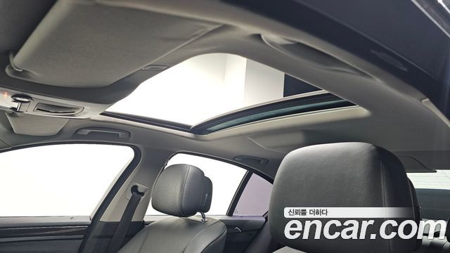 BMW 5-Series 2010 — photo 17