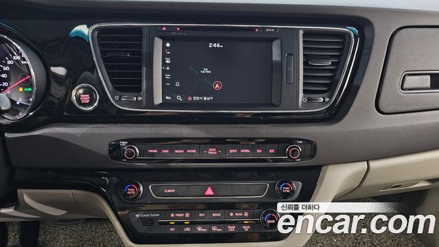 Kia Canival 2017 — photo 16