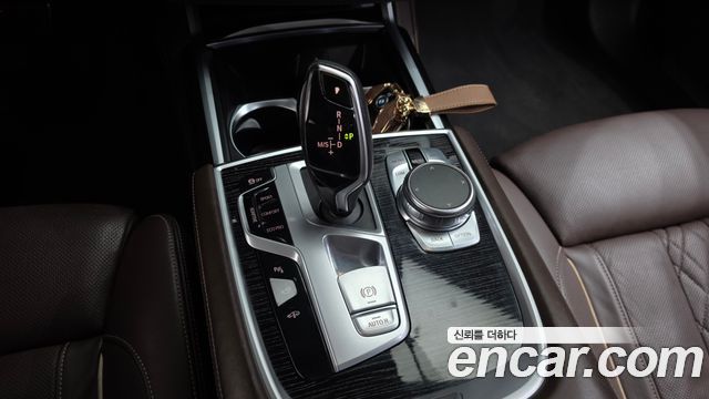 BMW 7-Series 2018 — photo 12