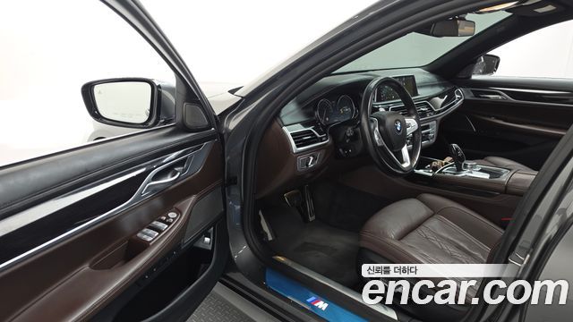 BMW 7-Series 2018 — photo 13