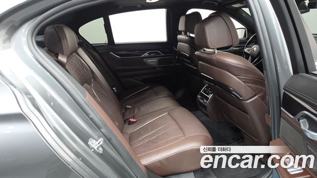 BMW 7-Series 2018 — photo 17