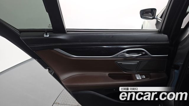 BMW 7-Series 2018 — photo 15