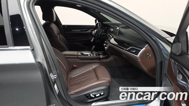 BMW 7-Series 2018 — photo 16