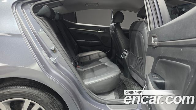 Hyundai AVANTE 2016 — photo 17
