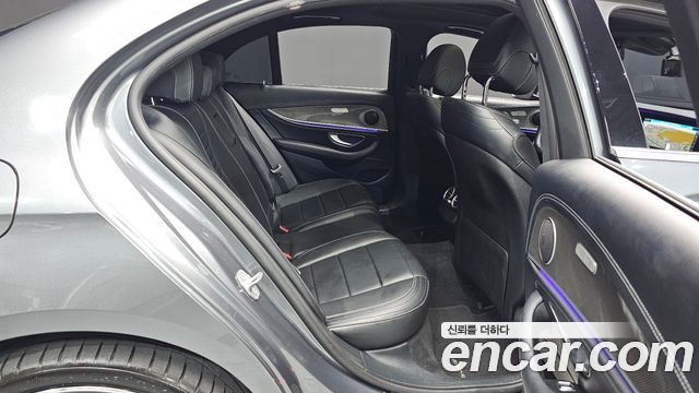 Mercedes-Benz E-Class 2017 — photo 11