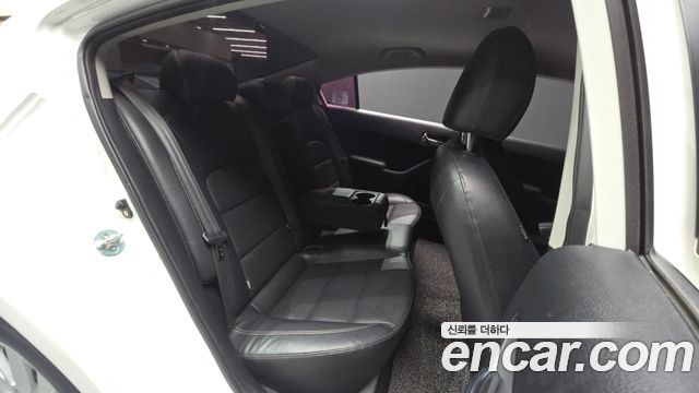 Kia K3 2015 — photo 12
