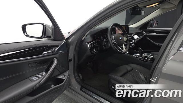 BMW 5-Series 2022 — photo 13