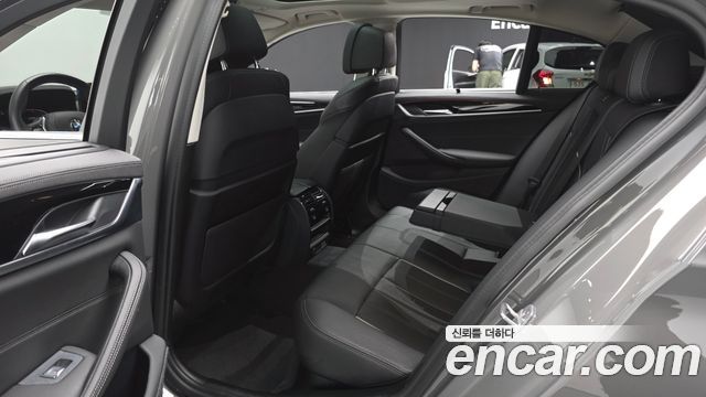 BMW 5-Series 2022 — photo 17