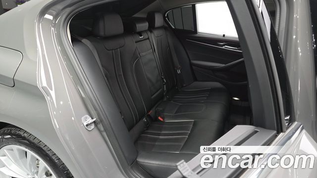 BMW 5-Series 2022 — photo 18