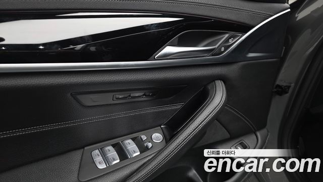 BMW 5-Series 2022 — photo 14