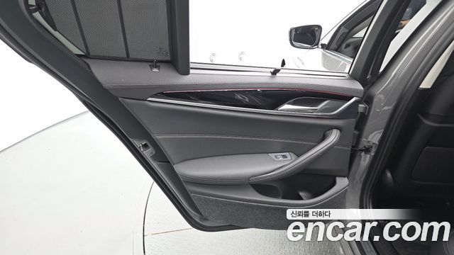 BMW 5-Series 2022 — photo 15
