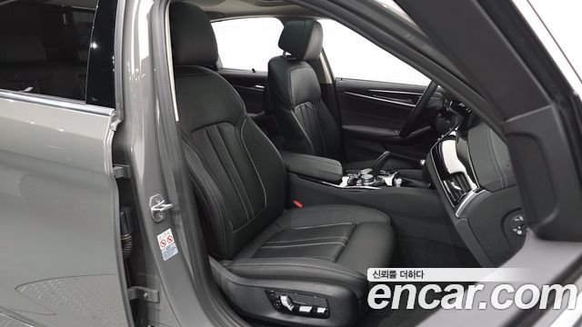 BMW 5-Series 2022 — photo 16