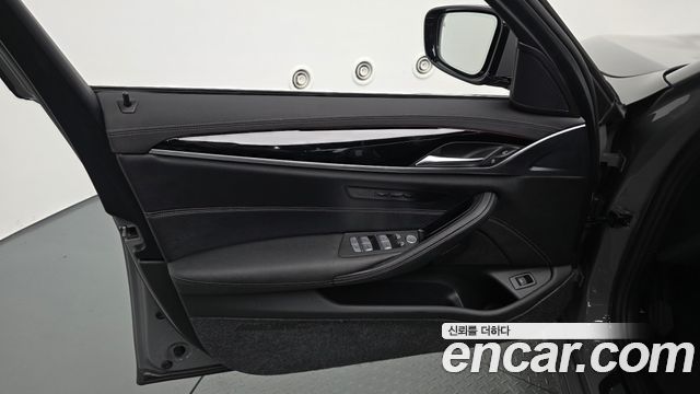 BMW 5-Series 2022 — photo 27