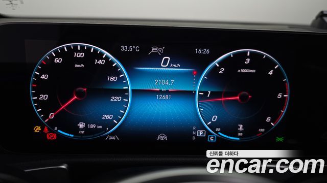 Mercedes-Benz GLB-Class 2022 — photo 8