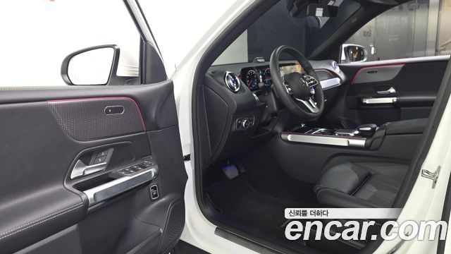 Mercedes-Benz GLB-Class 2022 — photo 10