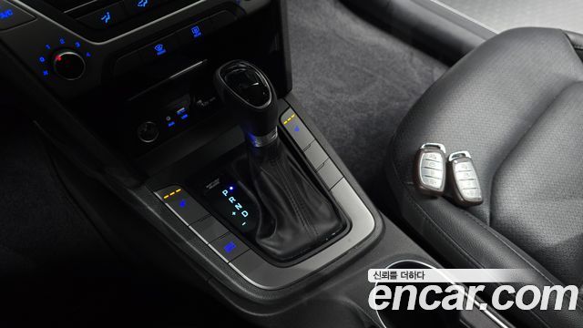 Hyundai AVANTE 2018 — photo 12