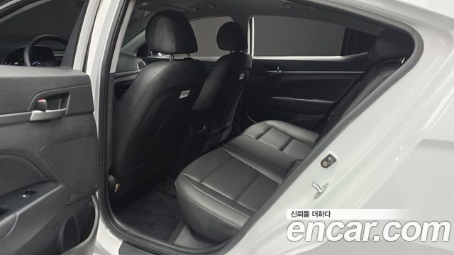 Hyundai AVANTE 2018 — photo 17