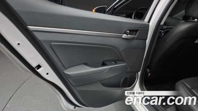 Hyundai AVANTE 2018 — photo 15