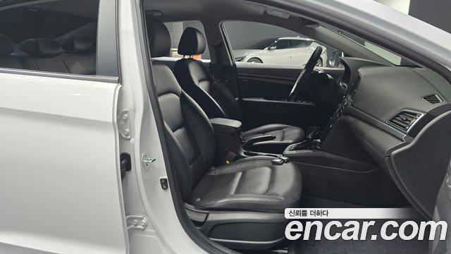 Hyundai AVANTE 2018 — photo 16