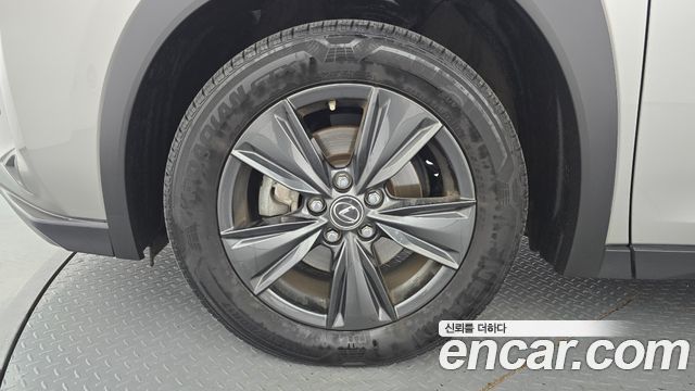 Lexus UX 2019 — photo 5