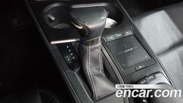 Lexus UX 2019 — photo 12