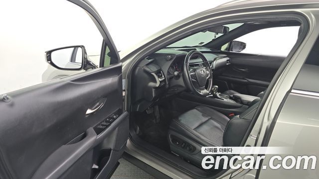 Lexus UX 2019 — photo 13