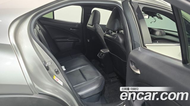 Lexus UX 2019 — photo 17