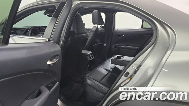 Lexus UX 2019 — photo 18